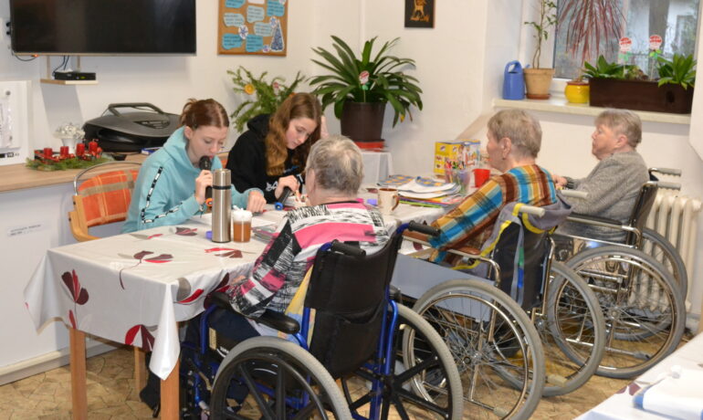 Čtení vánočních povídek v domově důchodců