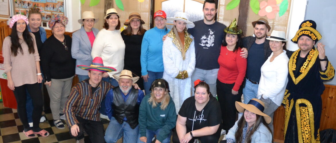 Kloboukový den a bláznivé účesy