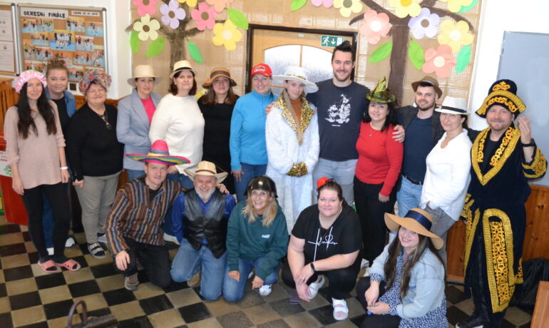 Kloboukový den a bláznivé účesy